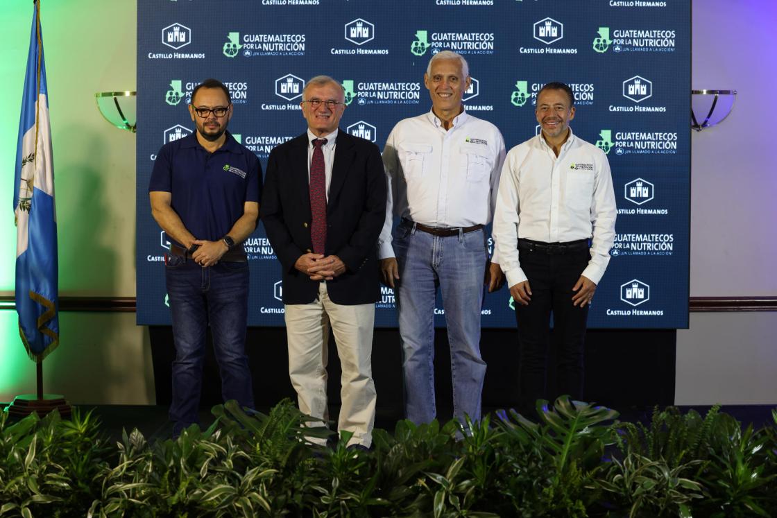 De izq. a der. José Eduardo Silva, director del programa 'Guatemaltecos por la nutrición', Guillermo Castillo, director del conglomerado 'Castillo Hermanos', y Stuardo Sinibaldi, director de 'Castillo Hermanos' durante lanzamiento del programa Guatemaltecos por la Nutrición, el cual se llevará a cabo en municipios del departamento de Guatemala en Ciudad de Guatemala (Guatemala). EFE/Mariano Macz