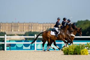 Gran Bretaña revalidó el título por equipos del concurso completo en los Juegos Olímpicos de París 2024. De izquierda a derecha: Rosalind Canter, Laura Collett y Tom McEwen. EFE/FEI/Benjamin Clark/CRÉDITO OBLIGATORIO