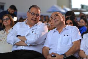 El vicepresidente del Grupo Ficohsa, Luis Atala (i) habla con el presidente de la junta directiva del Grupo Financiero Ficohsa, Camilo Atala, durante un acto público en Tegucigalpa (Honduras). EFE/Gustavo Amador