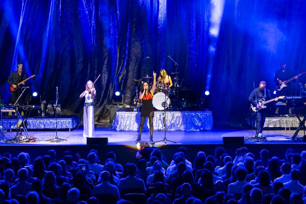 Palafrugell (Girona), 13/07/2024. La banda irlandesa The Corrs durante su actuación en la inauguración del festival de música de Cap Roig. EFE/David Borrat.