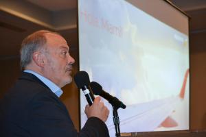 El director de Alianzas y Acuerdos Estratégicos de Iberia, Victor Moneo, habla durante la conferencia de prensa celebrada este lunes, en la ciudad de Miami (Fl, EE.UU.). EFE/ Antoni Belchi