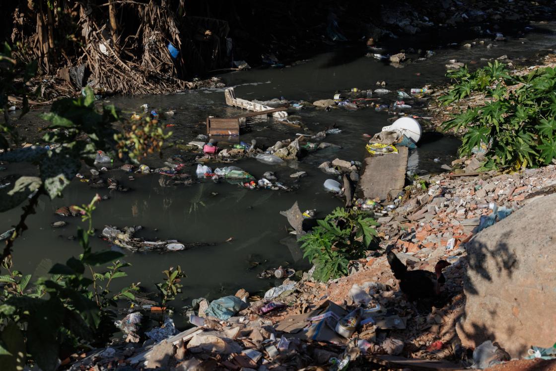 Fotografía de archivo que muestra un arroyo contaminado en la zona sur en la ciudad São Paulo (Brasil). EFE/ Isaac Fontana /SOLO DISPONIBLE PARA ILUSTRAR LA NOTICIA QUE ACOMPAÑA (CRÉDITO OBLIGATORIO) ARCHIVO