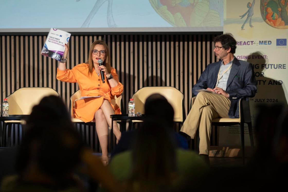 BARCELONA 11/07/2024.- La presidenta y fundadora de EMEA y directora de CREACT4MED, Rym Ayadi acompañada del jefe de sector de DG NEAR, Stefano Dotto (d), durante el evento de cierre del programa CREACT4MED, cofinanciado por la Unión Europea, en donde se ha explicado los resultados del proyecto con el que han ayudado a la formación de más de 400 personas para desarrollar negocios en la industria cultura y creativa de los países del Mediterráneo y el norte de África. EFE/Marta Pérez.