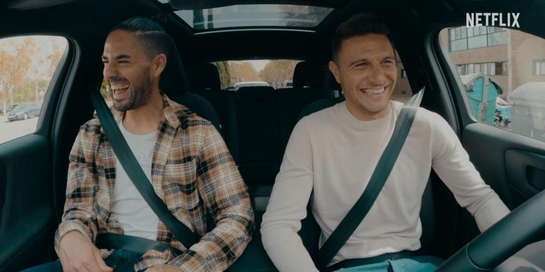 El jugador del Betis Isco Alarcón (i) y el exjugador del mismo equipo Joaquín Sánchez (d), en una imagen del documental "LALIGA, más allá del fútbol". EFE/NETFLIX