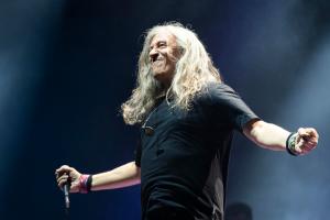 Palafrugell (Girona), 22/07/2024. El cantante del grupo Sopa de Cabra, Gerard Quintana, durante su actuación en el Festival Cap Roig de Girona. EFE/David Borrat