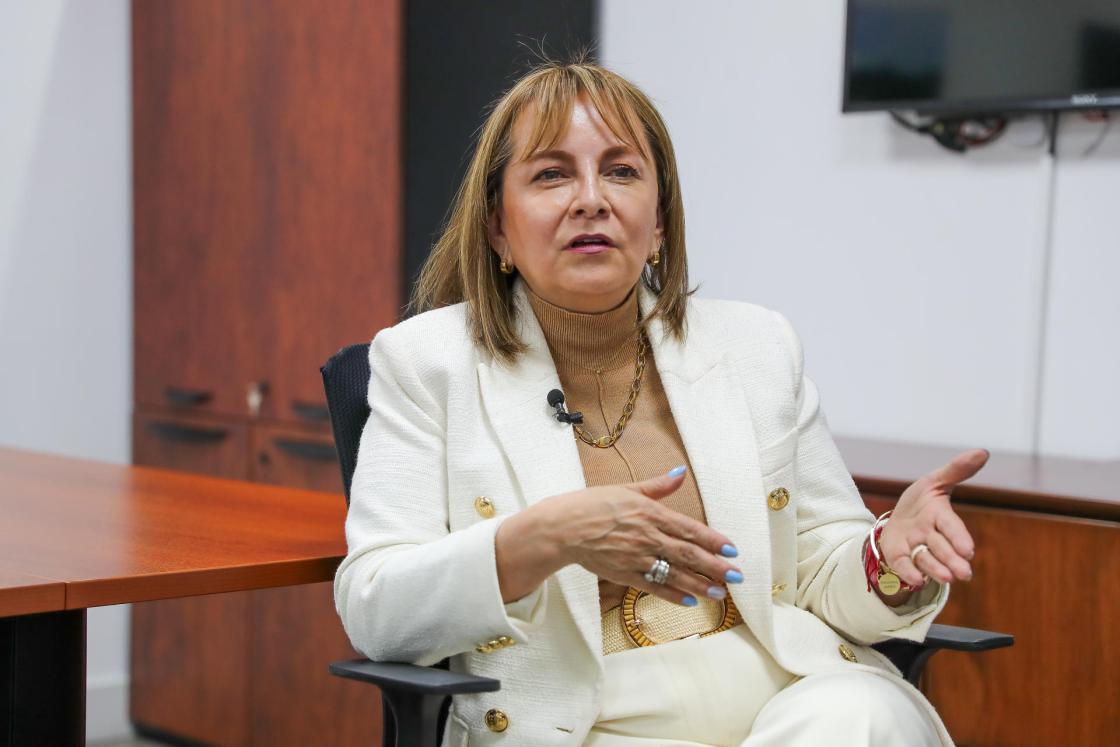 La asesora legal de empresas del sector petrolero en Ecuador, Marisela Salinas, habla en una entrevista con EFE, en Quito (Ecuador). EFE/ José Jácome 