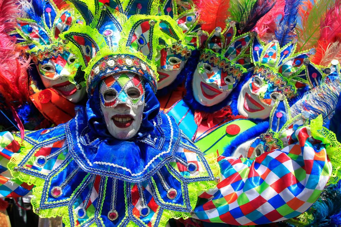 Fotografía de archivo que muestra a miembros de una comparsa en la Batalla de Flores, el primer desfile del Carnaval de Barranquilla, en Barranquilla (Colombia). EFE/ Ricardo Maldonado Rozo ARCHIVO