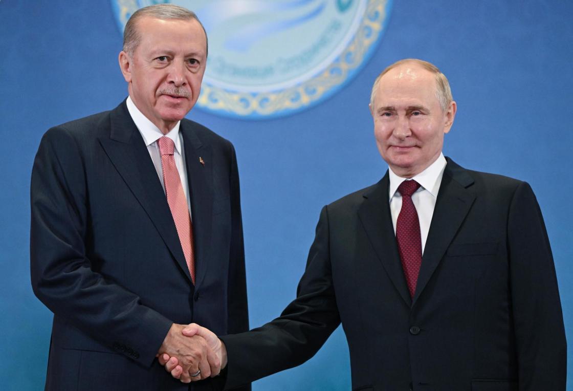Astana (Kazakhstan), 02/07/2024.- Russian President Vladimir Putin (R) and Turkish President Recep Tayyip Erdogan (L) shake hands as they pose for photos during their meeting on the sidelines of the Shanghai Cooperation Organisation (SCO) summit, in Astana, Kazakhstan, 03 July 2024. The Shanghai Cooperation Organization (SCO) summit takes place in Astana from 03 to 04 July. (Kazajstán, Rusia) EFE/EPA/SERGEY GUNEEV / SPUTNIK / KREMLIN POOL MANDATORY CREDIT