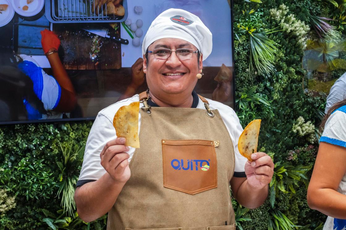Omar Ortiz, representante del mercado de Santa Clara de Quito, durante el Festival de comida 2024 de National Geographic Traveller en Londres (R.Unido). EFE/ Betty Laura Zapata 