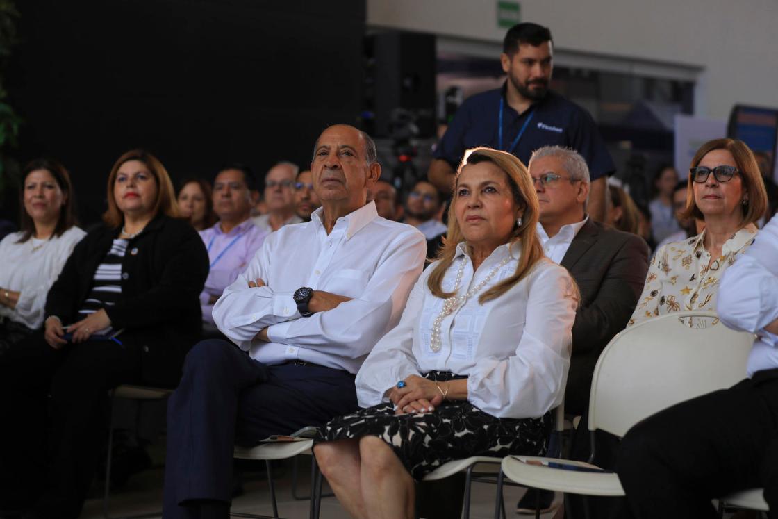 Personas asisten a un acto público del Banco Ficohsa en Tegucigalpa (Honduras).  EFE/Gustavo Amador