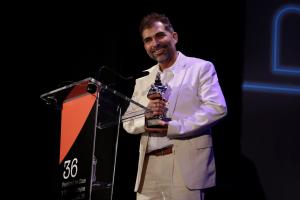 El actor cubano Vladimir Cruz recibe el Faro de Plata, durante la gala celebrada este sábado en la localidad alicantina de Alfaz del Pi. EFE/J.P. Martínez