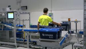 Imagen de un trabajador en el nuevo centro logístico de Cofares en Onda, Castellón.