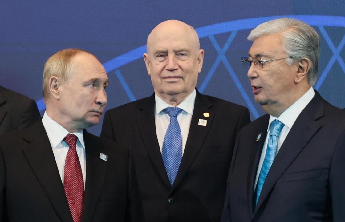 Astana (Kazakhstan).- Russian President Vladimir Putin (L), CIS Secretary General Sergei Lebedev (C) and Kazakh President Kassym-Jomart Tokayev (R) attend a group photo opportunity during the Shanghai Cooperation Organisation (SCO) plus format meeting in Astana, Kazakhstan, 04 July 2024. The Shanghai Cooperation Organization (SCO) summit taking place in Astana from 03 to 04 July. (Kazajstán, Rusia) EFE/EPA/SERGEI SAVOSTYANOV/SPUTNIK/KREMLIN POOL / POOL MANDATORY CREDIT