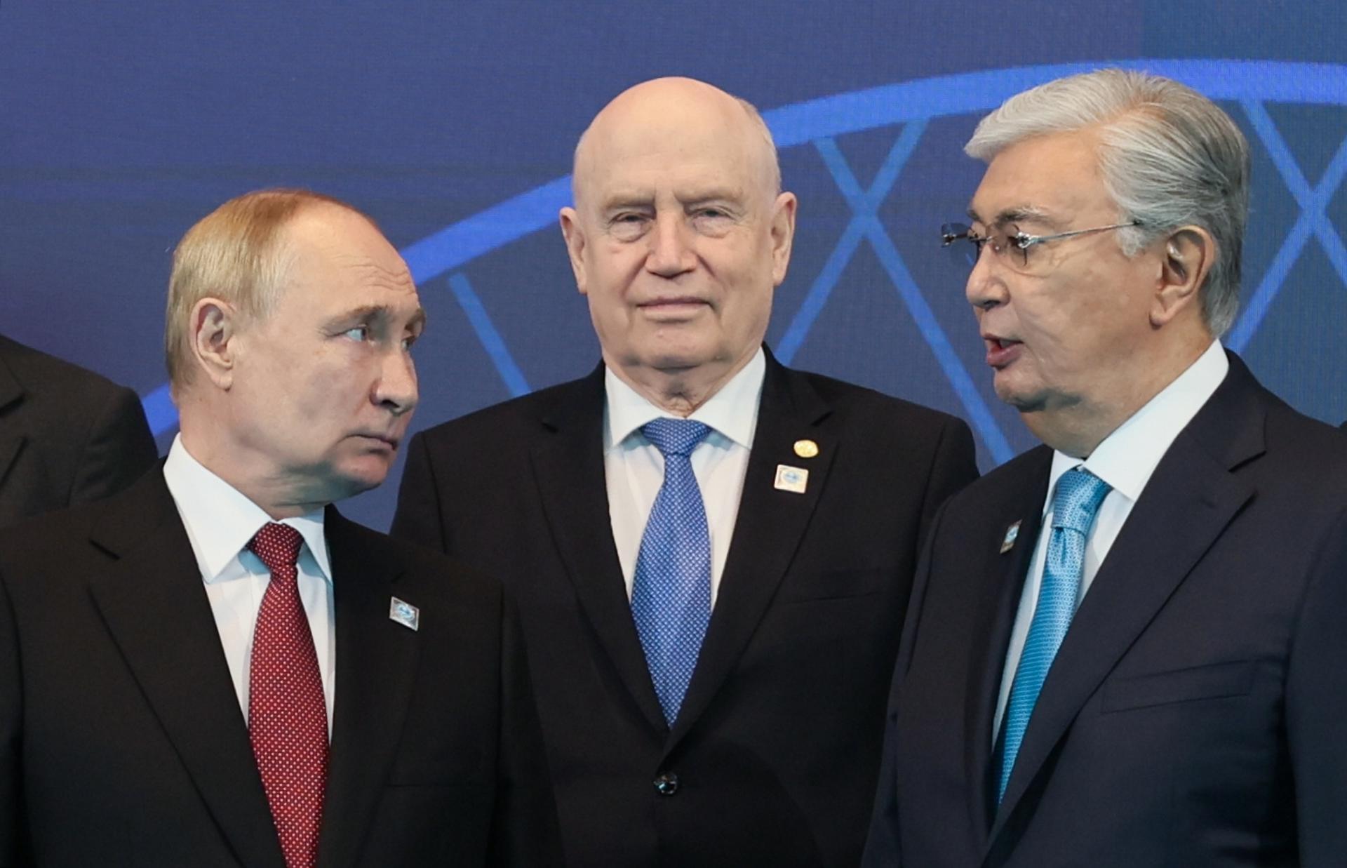Astana (Kazakhstan).- Russian President Vladimir Putin (L), CIS Secretary General Sergei Lebedev (C) and Kazakh President Kassym-Jomart Tokayev (R) attend a group photo opportunity during the Shanghai Cooperation Organisation (SCO) plus format meeting in Astana, Kazakhstan, 04 July 2024. The Shanghai Cooperation Organization (SCO) summit taking place in Astana from 03 to 04 July. (Kazajstán, Rusia) EFE/EPA/SERGEI SAVOSTYANOV/SPUTNIK/KREMLIN POOL / POOL MANDATORY CREDIT