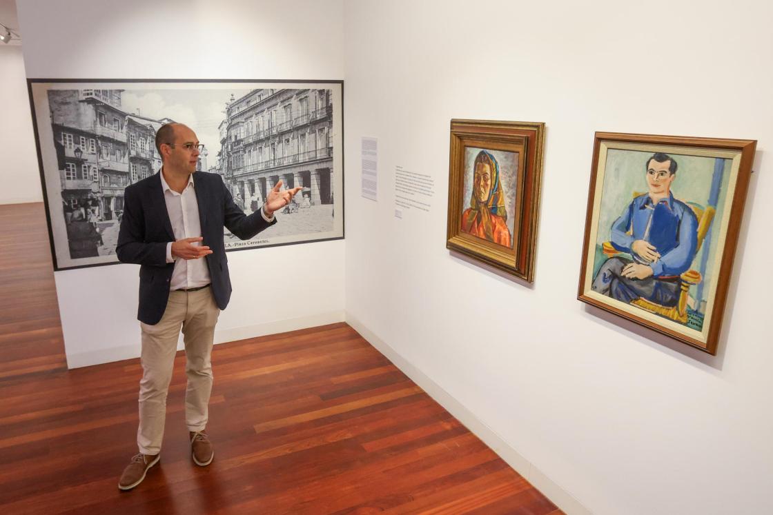 SANTIAGO DE COMPOSTELA, 18/07/2024.-El comisario de la exposición, Diego Gascón, ha presentado esta mañana en el Centro Obra Social Abanca la exposición 'Pintura escrita. Arte e literatura. Colección Abanca', que incluye una selección de obras de los fondos artísticos del banco que comparten protagonismo con fragmentos escritos de grandes obras de la literatura universal. EFE/ Xoán Rey