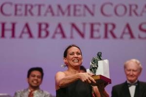 AME5434. TORREVIEJA (ESPAÑA), 28/07/2024.- La directora del coro de la Universidad de Guadalajara, Wilmia Verrier Quiñones (c), celebra durante el 70º Certamen Internacional de Habaneras y Polifonía, en Torrevieja (España). EFE/ Jose Pedro Martinez