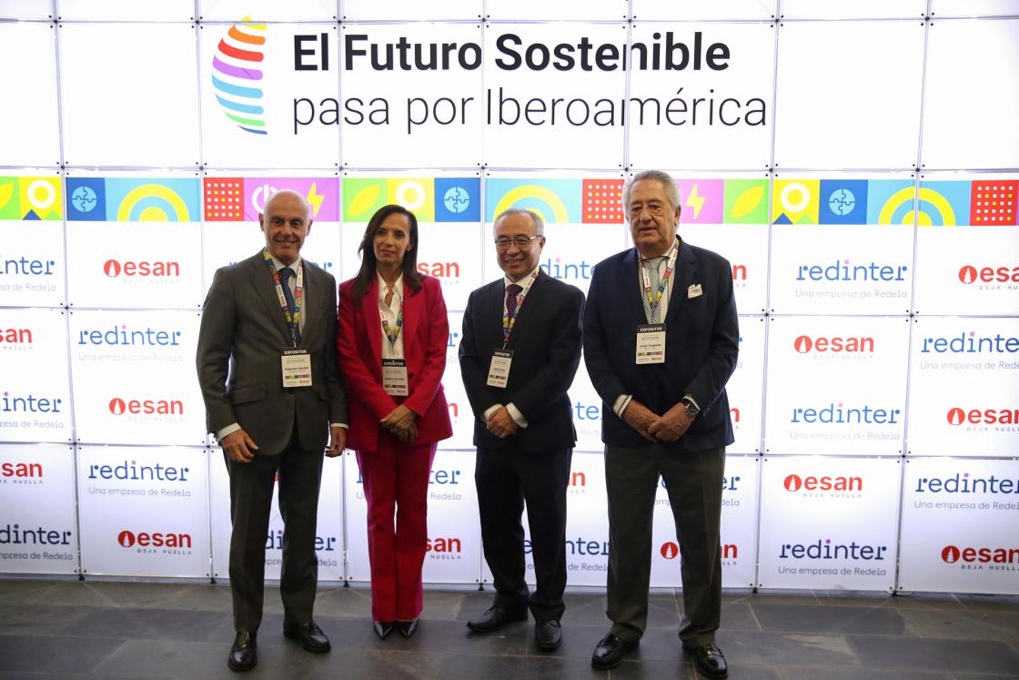 Desde la izquierda, el embajador de España, Alejandro Abellán; la presidenta de Redeia, Beatriz Corredor; el rector de la ESAN Jaime Serida, y el consejero delegado de Atlantic Copper, Javier Targhetta, posan durante el foro 'Jornada de sostenibilidad y energía. El futuro sostenible pasa por Iberoamérica'en Lima (Perú). EFE/ Paolo Aguilar Boschetti
