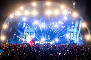 Fotografía cedida por el festival Rototom Sunsplash de la edición del 2023, un festival que cada agosto recibe en Benicàssim (Castellón) a unos 220.000 espectadores, espera superar esa cifra este año con una edición que ofrece una semana intensiva en uno de lo mayores festivales europeos de reggae, al que acuden fans de ochenta nacionalidades para disfrutar de más de un centenar de artistas. EFE/Rototom/Luca A.d'Agostino/SOLO USO EDITORIAL/SOLO DISPONIBLE PARA ILUSTRAR LA NOTICIA QUE ACOMPAÑA (CRÉDITO OBLIGATORIO)