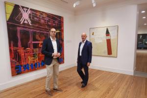 SANTIAGO DE COMPOSTELA, 18/07/2024.- El comisario de la exposición, Diego Gascón (i), acompañado por el responsable de la Fundación Abanca, Fernando Filgueiras (d), presentan la exposición 'Pintura escrita. Arte e literatura. Colección Abanca', que incluye una selección de obras de los fondos artísticos del banco que comparten protagonismo con fragmentos escritos de grandes obras de la literatura universal, este jueves en el Centro Obra Social Abanca en Santiago de Compostela. EFE/ Xoán Rey