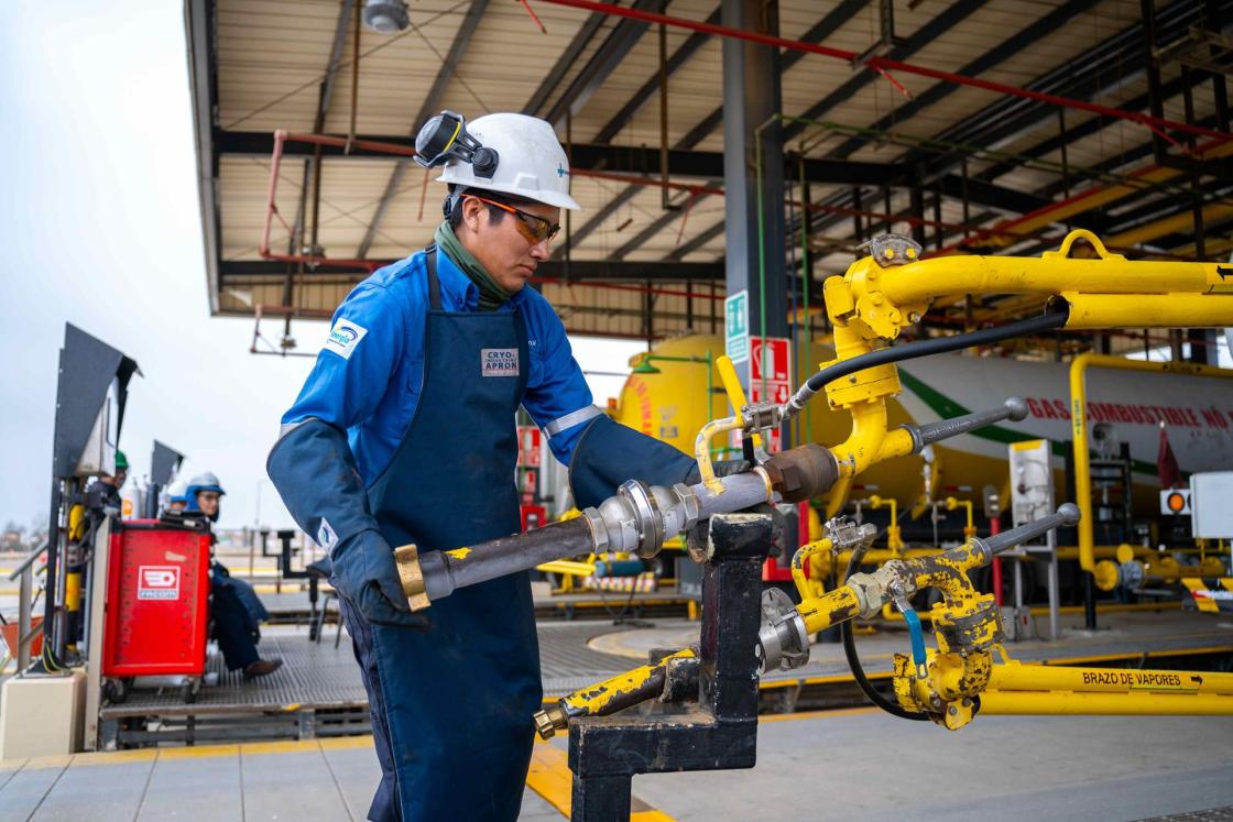 Fotografía difundida por Pluspetrol, del 26 de junio de 2024. El principal centro de producción de gas licuado de petróleo (GLP) de Perú, ubicado en la provincia de Pisco, aumentó las islas de despacho que tiene para distribuir este producto, al pasar de 3 a 7, lo que permitirá incrementar su reparto por vía terrestre, especialmente cuando se producen los cada vez más frecuentes oleajes anómalos en el litoral peruano. EFE/ Pluspetrol /SOLO USO EDITORIAL/ SOLO DISPONIBLE PARA ILUSTRAR LA NOTICIA QUE ACOMPAÑA (CRÉDITO OBLIGATORIO)