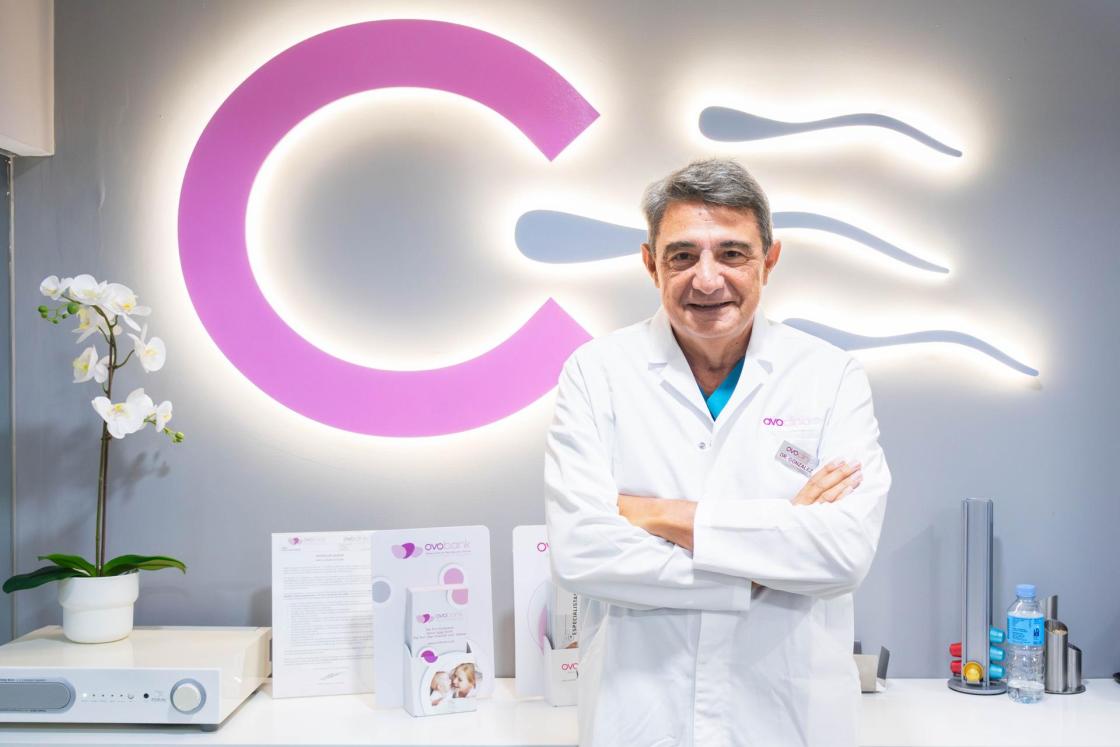 Pie de foto: El especialista, posando en Ovoclinic MarbellaAutor: Ovoclinic