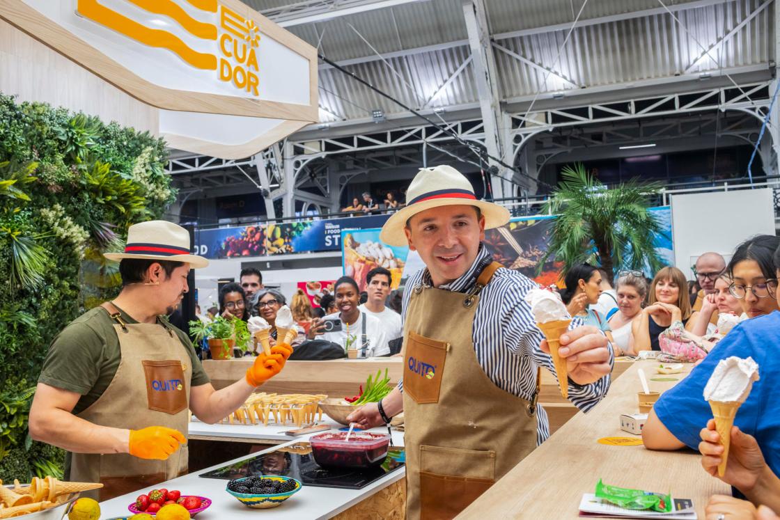 Degustación del postre típico Espumilla en el stand de gastronomía ecuatoriana, durante el Festival de comida 2024 de National Geographic Traveller en Londres (R.Unido). EFE/ Betty Laura Zapata 