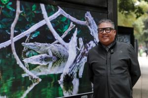 El fotógrafo mexicano Mario Castillo, posa junto a su imagen durante la inauguración de la exposición ‘México Sostenible en Ciudad de México (México). EFE/Isaac Esquivel
