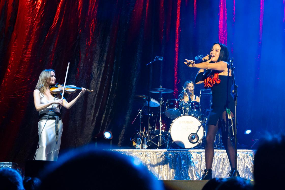 Palafrugell (Girona), 13/07/2024. La banda irlandesa The Corrs durante su actuación en la inauguración del festival de música de Cap Roig. EFE/David Borrat.
