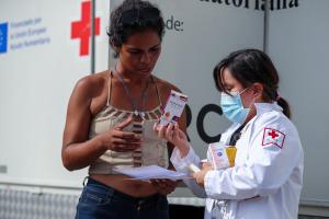 Huaquillas (Ecuador), 12 jul (EFE).- El hambre, la desnutrición, la deshidratación, el estrés y diversas enfermedades y dolencias se apoderan cada día de miles de migrantes, en su mayoría venezolanos, que se desplazan a lo largo de Sudamérica con todas sus pertenencias cargadas en una mochila, tras haber dejado atrás su país. Los estragos de la exigente travesía se perciben en Huaquillas, la ciudad de Ecuador donde se encuentra el principal paso fronterizo con Perú, y en el que se concentran numerosos migrantes. La Federación Internacional de Sociedades de la Cruz Roja y de la Media Luna Roja (IFRC, por sus siglas en inglés), tanto en Huaquillas como en distintos puntos de la ruta ofrece atención médica gratuita a la población migrante, así como atención psicológica, medicamentos y charlas educativas, a través de su Alianza Programática Piloto, gracias a los fondos de donantes como la Unión Europea (UE).EFE/ José Jácome