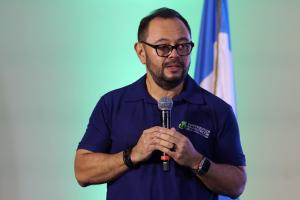 José Silva, director ejecutivo del programa Guatemaltecos por la Nutrición de la fundación Castillo Hermanos, habla en el lanzamiento del programa Guatemaltecos por la Nutrición, el cual se llevará a cabo en municipios del departamento de Guatemala en Ciudad de Guatemala (Guatemala). EFE/Mariano Macz