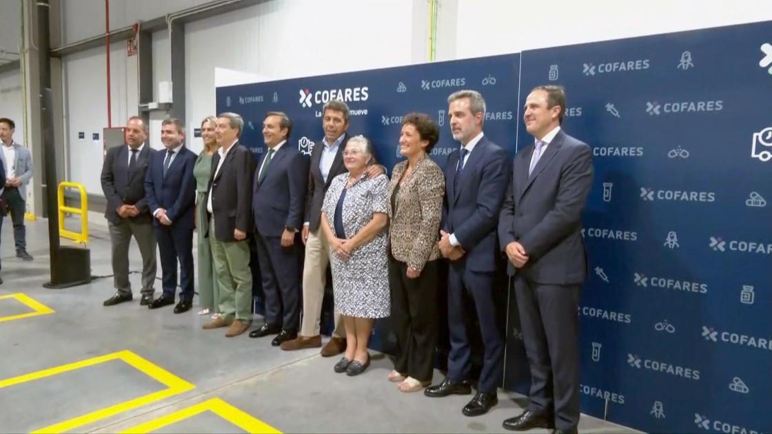 Foto de familia de la inauguración del nuevo centro logístico de Cofares en Onda (Castellón).