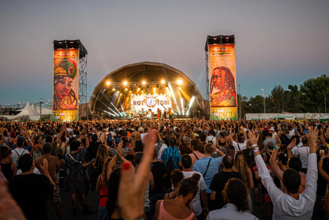 Fotografía cedida por el festival Rototom Sunsplash de la edición del 2023, un festival que cada agosto recibe en Benicàssim (Castellón) a unos 220.000 espectadores, espera superar esa cifra este año con una edición que ofrece una semana intensiva en uno de lo  mayores festivales europeos de reggae, al que acuden fans de ochenta nacionalidades para disfrutar de más de un centenar de artistas. EFE/Rototom/Luca Valenta/SOLO USO EDITORIAL/SOLO DISPONIBLE PARA ILUSTRAR LA NOTICIA QUE ACOMPAÑA (CRÉDITO OBLIGATORIO)
