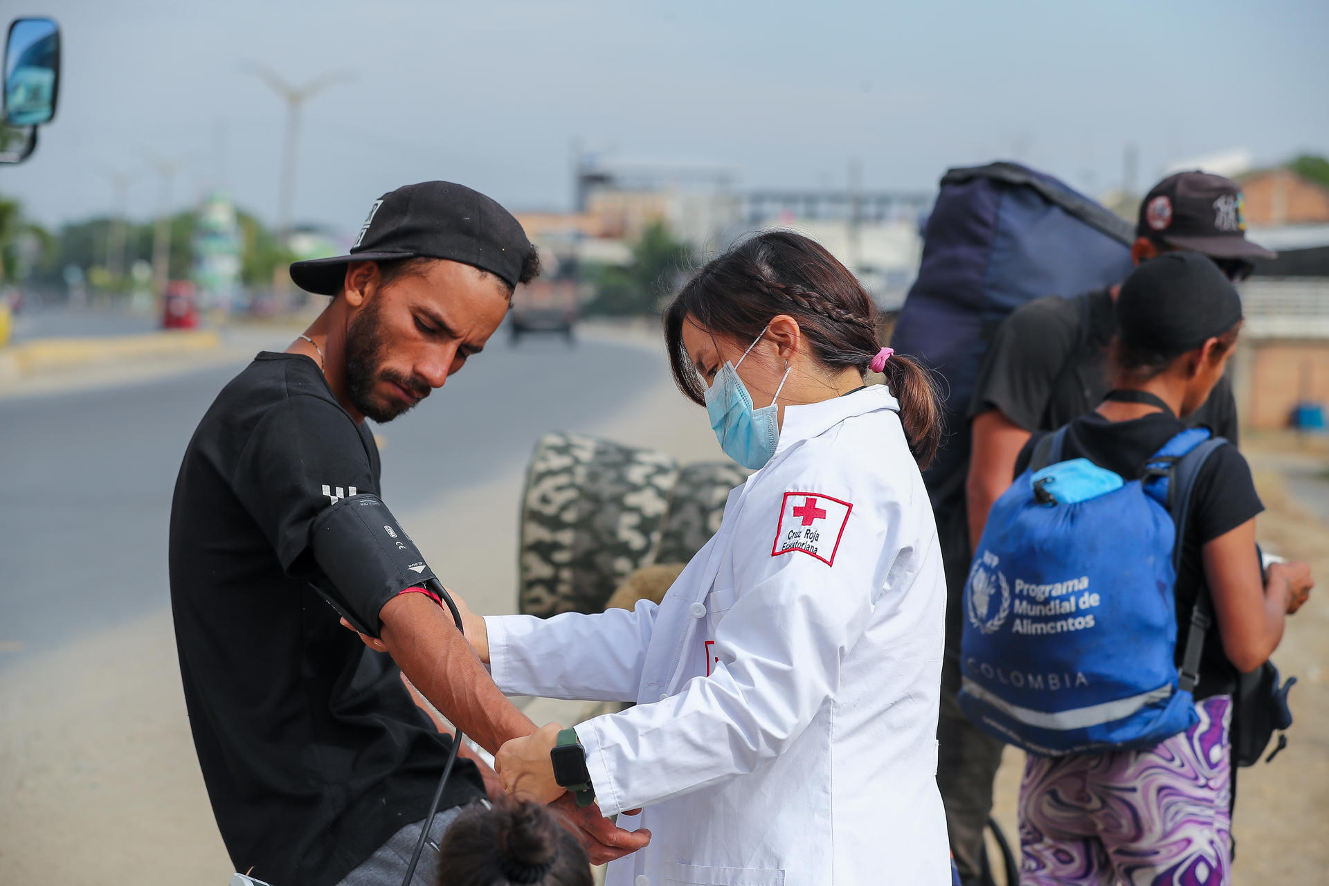 Hunger, malnutrition, dehydration, stress, and various illnesses and ailments afflict thousands of migrants daily, mostly Venezuelans, who traverse South America with all their belongings in a backpack, having left their country behind. EFE/ José Jácome