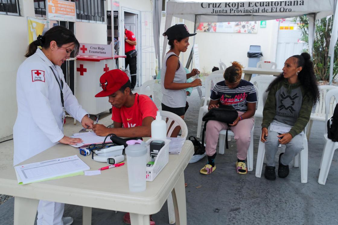 Huaquillas (Ecuador), 12 jul (EFE).- El hambre, la desnutrición, la deshidratación, el estrés y diversas enfermedades y dolencias se apoderan cada día de miles de migrantes, en su mayoría venezolanos, que se desplazan a lo largo de Sudamérica con todas sus pertenencias cargadas en una mochila, tras haber dejado atrás su país. Los estragos de la exigente travesía se perciben en Huaquillas, la ciudad de Ecuador donde se encuentra el principal paso fronterizo con Perú, y en el que se concentran numerosos migrantes. La Federación Internacional de Sociedades de la Cruz Roja y de la Media Luna Roja (IFRC, por sus siglas en inglés), tanto en Huaquillas como en distintos puntos de la ruta ofrece atención médica gratuita a la población migrante, así como atención psicológica, medicamentos y charlas educativas, a través de su Alianza Programática Piloto, gracias a los fondos de donantes como la Unión Europea (UE).EFE/ José Jácome