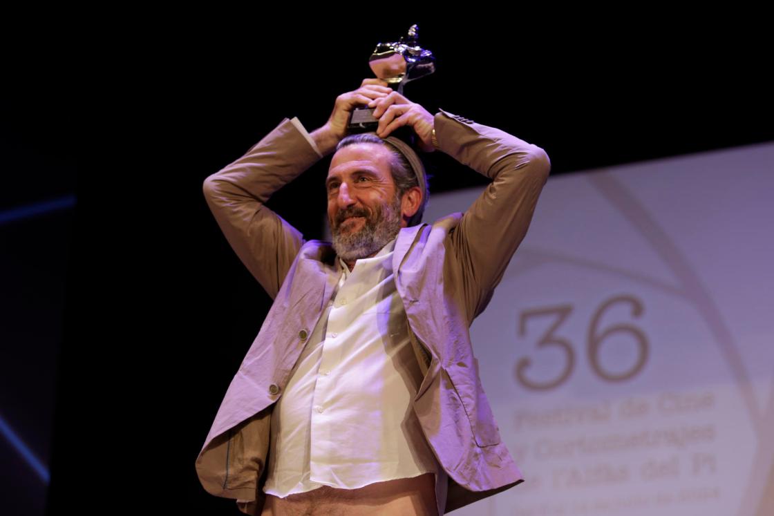 El actor Luis Zahera recibe el Faro de Plata, durante la gala celebrada este sábado en la localidad alicantina de Alfaz del Pi. EFE/J.P. Martínez