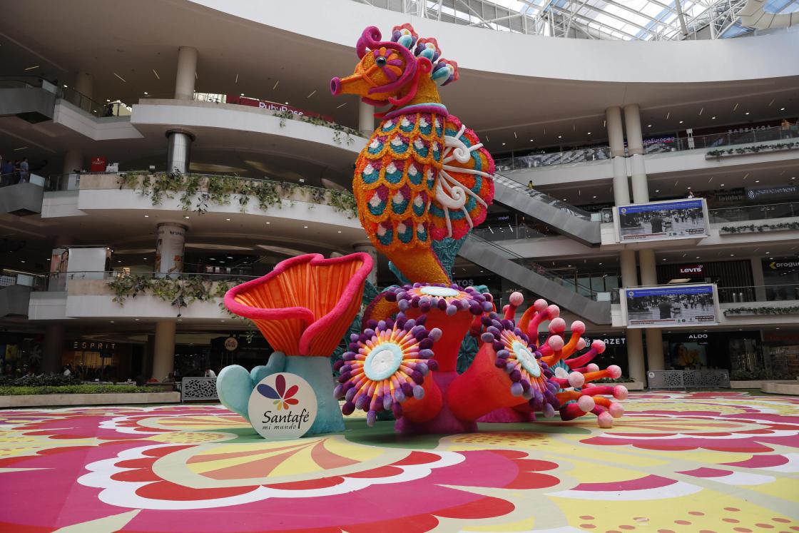 Fotografía de una escultura durante el montaje del tapete de flores como preámbulo de la Feria de las Flores en el Centro Comercial Santa Fe, en Medellín (Colombia). EFE/ Luis Eduardo Noriega A.