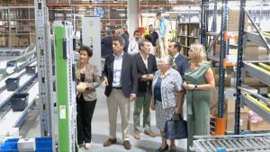 Instantánea de la visita institucional con el presidente de la Generalitat, Carlos Mazón, en el nuevo centro logístico que la distribuidora farmacéutica Cofares ha inaugurado hoy en Onda, Castellón.