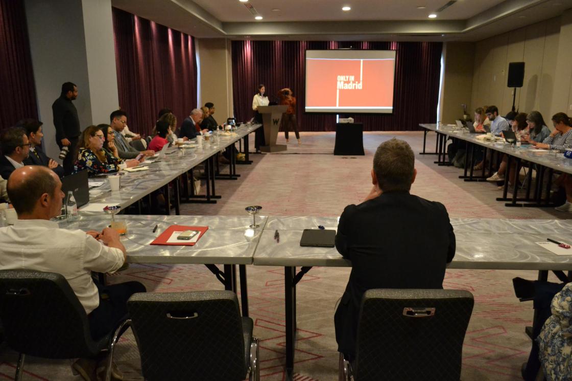 La directora general de Turismo y Hostelería de la Comunidad de Madrid, Laura Martínez Cerro (c, atrás), habla durante la conferencia de prensa celebrada este lunes, en la ciudad de Miami (Fl, EE.UU.). EFE/ Antoni Belchi