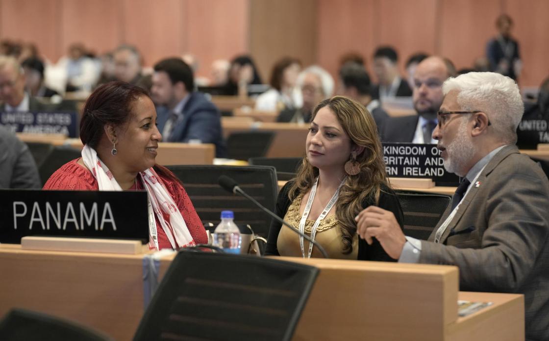 Fotografía cedida por la UNESCO, que muestra de izquierda a derecha, a la directora de Patrimonio Cultural de Panamá, Yamileth Stanziola, la directora de la Oficina del Casco Antiguo (OCA), Ámbar Zambrano y el arqueólogo y jefe de la delegación panameña, Carlos Fitzgerald, durante la reciente reunión anual de la Unesco, que se está celebrando en Nueva Delhi (India). EFE/ UNESCO /SOLO USO EDITORIAL/SOLO DISPONIBLE PARA ILUSTRAR LA NOTICIA QUE ACOMPAÑA (CRÉDITO OBLIGATORIO)