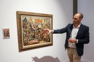 SANTIAGO DE COMPOSTELA, 18/07/2024.- El comisario de la exposición, Diego Gascón, presentan la muestra 'Pintura escrita. Arte e literatura. Colección Abanca', que incluye una selección de obras de los fondos artísticos del banco que comparten protagonismo con fragmentos escritos de grandes obras de la literatura universal, este jueves en el Centro Obra Social Abanca en Santiago de Compostela. EFE/ Xoán Rey