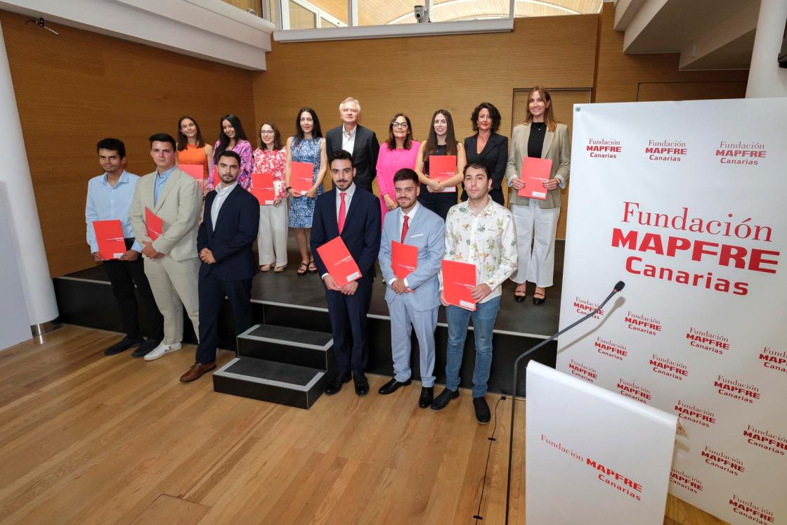 GRAFCAN2485. LAS PALMAS DE GRAN CANARIA (ESPAÑA), 29/07/2024.- El presidente y la vicepresidenta de la Fundación Mapfre Canarias, Ignacio Baeza (detrás, c) e Isabel Suárez (detrás, 4d), han entregado este lunes doce becas a estudiantes que van a realizar programas de internacionalización en Estados Unidos; y estudios de posgrado en materias relacionadas con la ciencia, la tecnología, la administración de empresas y la música en diferentes destinos nacionales e internacionales. EFE/Ángel Medina G.