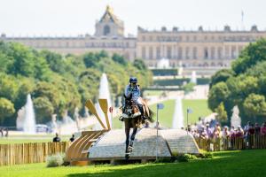 La británica Laura Collett y su caballo ‘London 52’ en los jardines del castillo de Versalles durante la prueba de cross country del concurso completo de hípica en los Juegos Olímpicos de París 2024. EFE/FEI/Benjamin Clark/CRÉDITO OBLIGATORIO