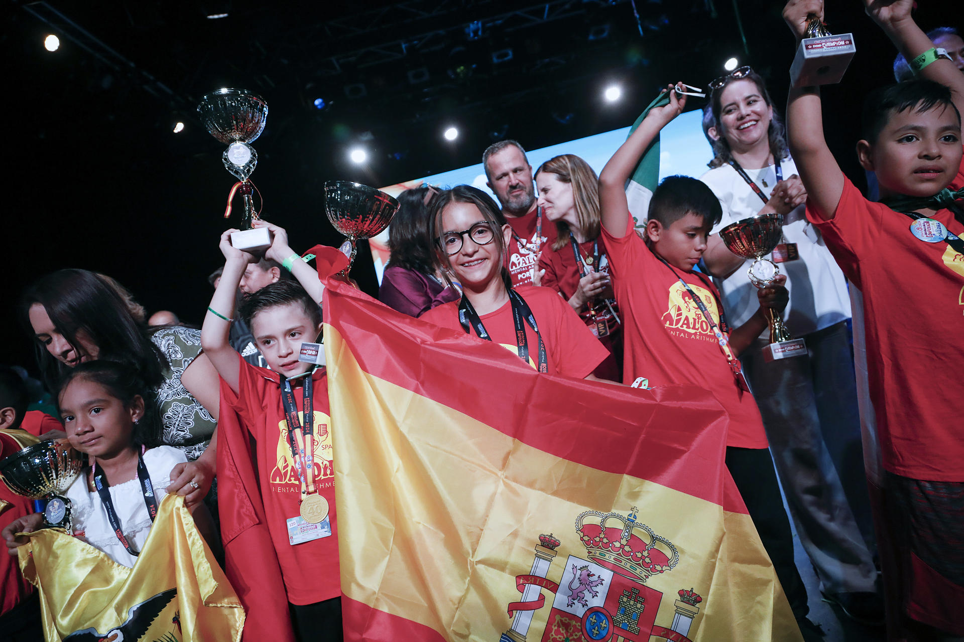 MADRID, 20 Julio 2024 (EFE). Varios de los ganadores en el ´Campeonato Mundial de Cálculo´ posan con sus trofeos a la finalización de la prueba organizada por ALOHA y que se ha celebrado hoy sábado en el Parque de Atracciones de Madrid. EFE / David Fernández.