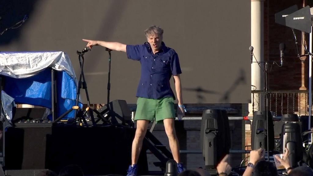 El solista de Chk Chk Chk, Nic Offer, durante el concierto del grupo en el Icónica SantaLucía Sevilla Fest, este viernes en la Plaza de España de Sevilla. EFE