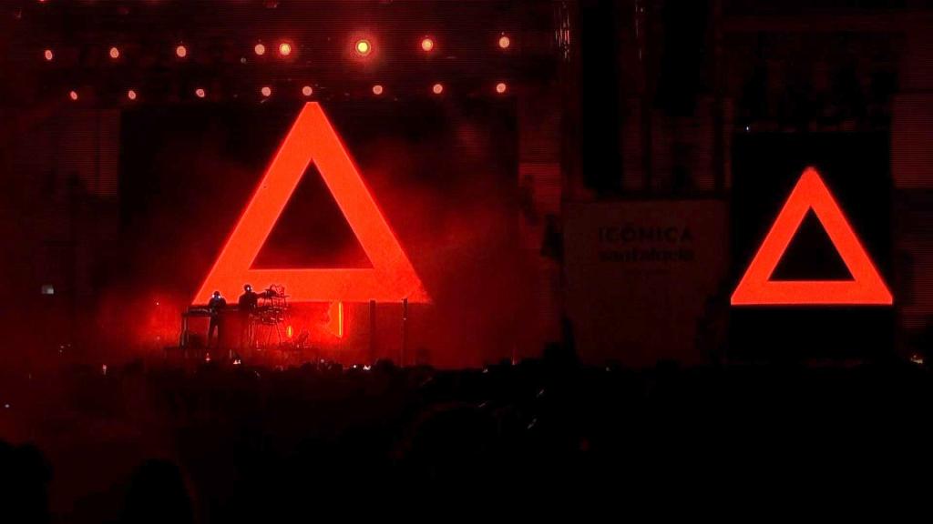 El dúo Orbital, durante su concierto en el Icónica SantaLucía Sevilla Fest, este viernes en la Plaza de España de Sevilla. EFE