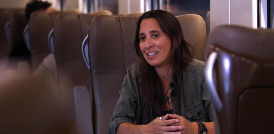 La veterinaria española Rebeca Atencia, directora del Centro de Rehabilitación de Chimpancés de Tchimpounga (CRCT), el santuario más grande de África, durante una entrevista de la segunda entrega de ‘Expedición Iryo’. EFE