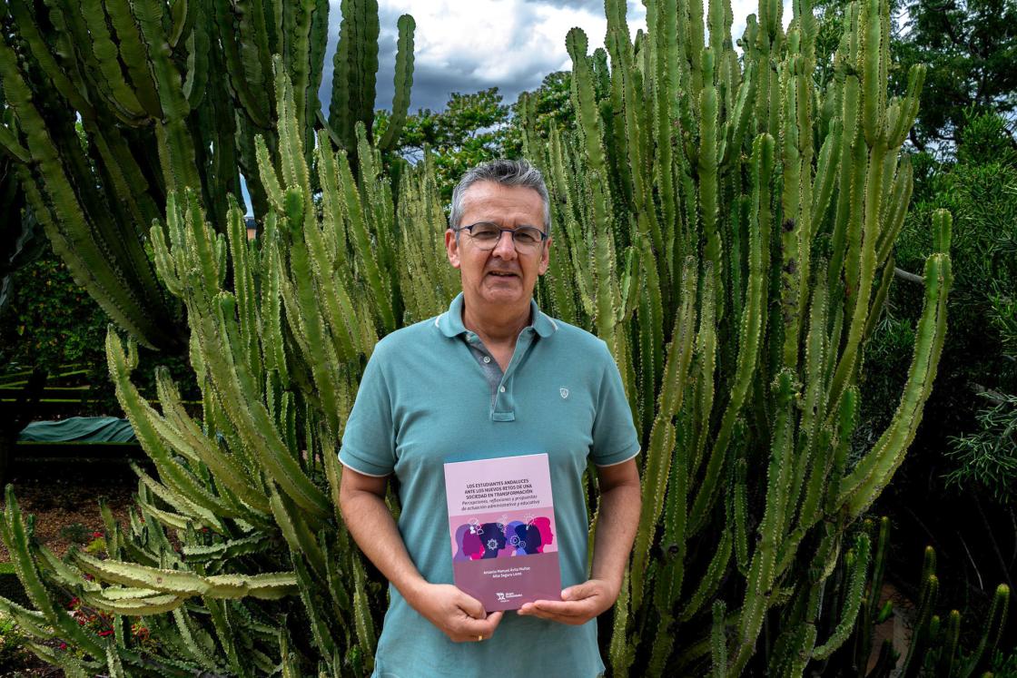 El profesor de la UMA Antonio Manuel Ávila posa con el libro del que ha sido coautor, junto con la doctoranda Alba Segura, sobre la percepción de los estudiantes andaluces sobre asuntos de actualidad como la violencia machista, el feminismo o la migración. Los resultados del estudio que han dado como resultado este libro han puesto de manifiesto algo "preocupante": la visión negativa que muchos de estos jóvenes tienen hacia algunos grupos socialmente vulnerables. EFE/Jorge Zapata
