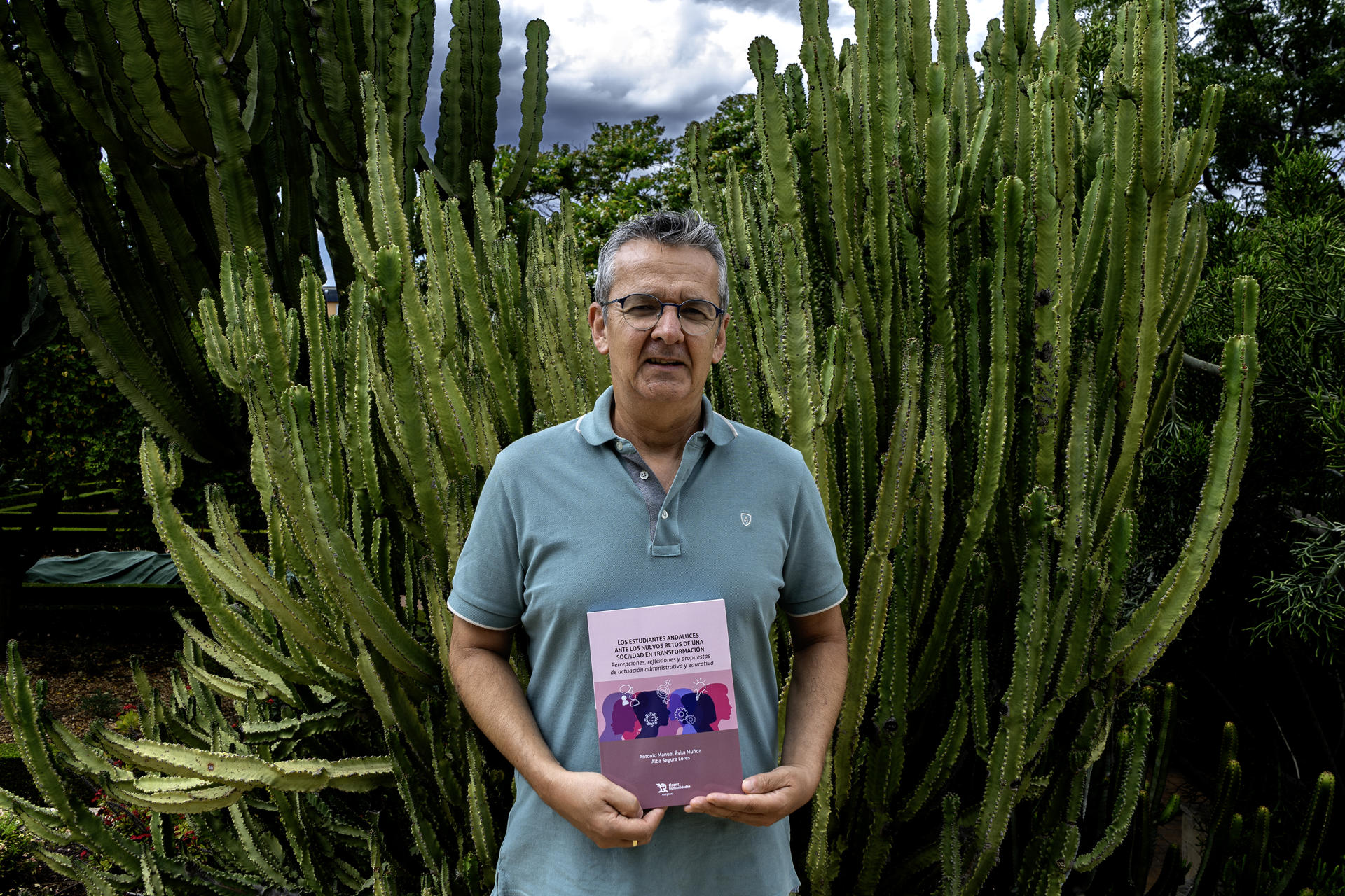 El profesor de la UMA Antonio Manuel Ávila posa con el libro del que ha sido coautor, junto con la doctoranda Alba Segura, sobre la percepción de los estudiantes andaluces sobre asuntos de actualidad como la violencia machista, el feminismo o la migración. Los resultados del estudio que han dado como resultado este libro han puesto de manifiesto algo "preocupante": la visión negativa que muchos de estos jóvenes tienen hacia algunos grupos socialmente vulnerables. EFE/Jorge Zapata