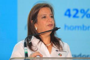 La vicepresidenta de Responsabilidad Social Corporativa del grupo y directora ejecutiva de Fundación Ficohsa, Karla Simón, habla durante un acto público en Tegucigalpa (Honduras).  EFE/Gustavo Amador