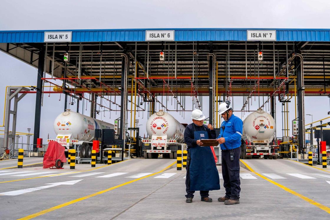Fotografía difundida por Pluspetrol, del 26 de junio de 2024. El principal centro de producción de gas licuado de petróleo (GLP) de Perú, ubicado en la provincia de Pisco, aumentó las islas de despacho que tiene para distribuir este producto, al pasar de 3 a 7, lo que permitirá incrementar su reparto por vía terrestre, especialmente cuando se producen los cada vez más frecuentes oleajes anómalos en el litoral peruano. EFE/ Pluspetrol /SOLO USO EDITORIAL/ SOLO DISPONIBLE PARA ILUSTRAR LA NOTICIA QUE ACOMPAÑA (CRÉDITO OBLIGATORIO)
